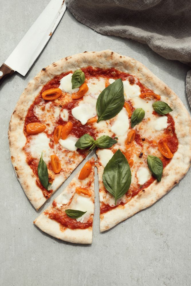 Beste Pizza mit frischen Tomaten, Mozzarella und Basilikum in Mering